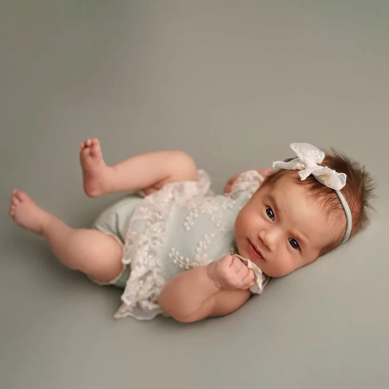 Grillige pasgeboren babymeisje - Baby Products Website recensie en prijs